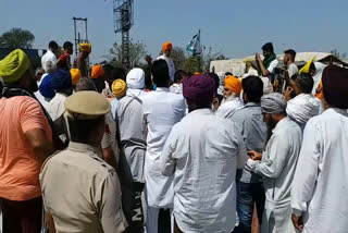 farmers fight with villagers on bharat bandh at kundli border