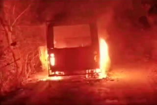 vehicle caught fire,  vehicle caught fire under mysterious,  vehicle caught fire under mysterious in Purulia, Purulia news, Purulia crime news, ವಾಹನಕ್ಕೆ ಬೆಂಕಿ, ವಾಹನಕ್ಕೆ ಬೆಂಕಿ ನಿಗೂಢ, ಪುರುಲಿಯಾದಲ್ಲಿ ವಾಹನಕ್ಕೆ ನಿಗೂಢವಾಗಿ ಬಿದ್ದ ಬೆಂಕಿ, ಪುರುಲಿಯಾ ಸುದ್ದಿ, ಪುರುಲಿಯಾ ಅಪರಾಧ ಸುದ್ದಿ,