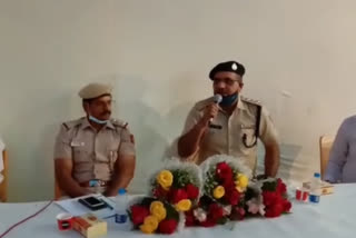 police-public-meeting-in-rohini-market-in-delhi