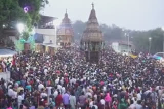 தேரை வடம் பிடித்து இழுத்த பக்தர்கள்