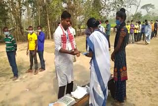 AS_Rangapara_bijaytirki-casts-his-vote-at-rangapora_vis_ASC10041