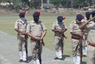 Last salute to soldier given with moist eyes in Sahibganj, Policemen salute parade