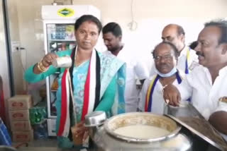 AIADMK female candidate become a tea master for collecting vote