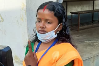 bengal-election-2021-wb-polls-bjp-candidate-of-shaltora-chandana-bauri-casts-her-vote-in-bankura