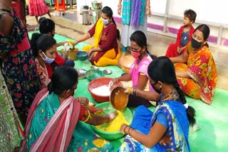 women-groups-made-herbal-gulal-for-safe-holi-in-bastar-jagdalpur