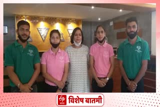 deaf-dumb-worker-serve-to-customer-in-the-hotel-at-pune