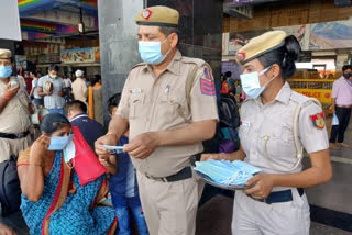 delhi railway police distributed masks