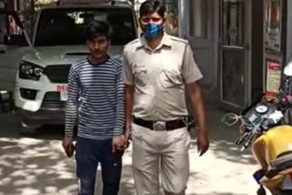 Gandhi nagar police of east delhi arrested liquor smuggler