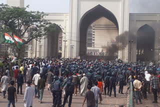 policemen injured in Bangladesh violence protests against Modi's visit to Bangladesh clashes in Bangladesh நரேந்திர மோடி வங்க தேச பயணம் நரேந்திர மோடி வங்க தேசம் வன்முறை காவலர்கள் காயம்