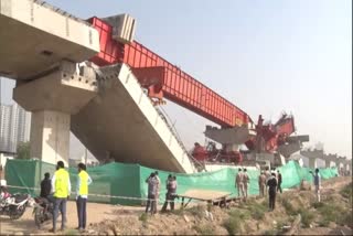 Under-construction flyover on Gurugram-Dwarka Expressway collapses 3 workers injured  ഗുരുഗ്രാം- ദ്വാരക അതിവേഗപാതയുടെ മേൽപ്പാലം തകർന്നുവീണു മൂന്ന് ജീവനക്കാർക്ക് പരിക്ക്  Gurugram-Dwarka Expressway  Haryana police  Accident  അപകടം