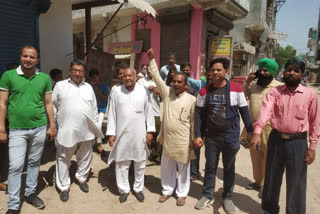 Sawroop nagar shopkeepers protest against mcd