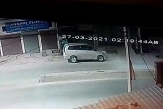 CCTV कैमरे में कैद कार
