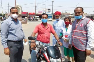 Red Cross Society distributed masks,रेड क्रॉस सोसाइटी ने बांटे मास्क