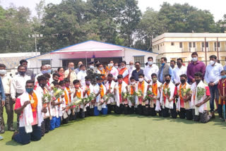 welcome of male hockey players in simdega