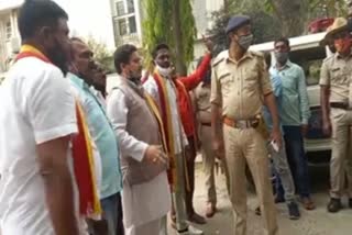 some were tried to protest in front of ramesh jarakiholi house