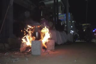 DYFI protest against UDF in Nedumkandam  യുഡിഎഫ് അന്നം മുടക്കികൾ  കഞ്ഞി വെച്ച് പ്രതിഷേധിച്ച് ഡിവൈഎഫ്‌ഐ  പ്രതിപക്ഷ നേതാവ് രമേശ് ചെന്നിത്തല