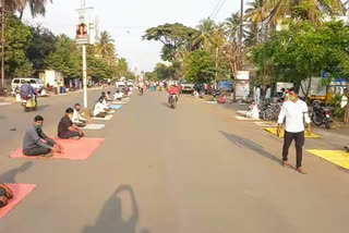 agitation against administration order for close weekly market in Sangli