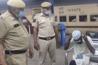 GRP police distributed masks to passengers at Old Delhi railway station