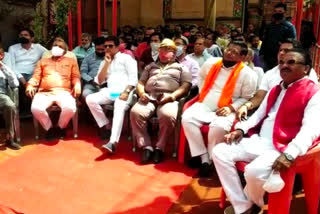 Delhi BJP state president Adesh Gupta reached Kotla Mubarak Pur to listen mann ki baat