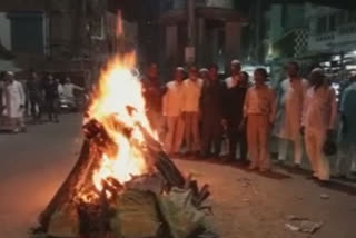 کانپور میں کھیلی جانے والی ہولی اس لیے بھی خاص ہوجاتی ہے کیوں کہ یہاں ہندو مسلم مشترکہ طور پر ہولیکا دہن کرتے ہیں