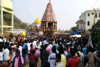 பாலதண்டாயுதபாணி திருக்கோவில் தேர்திருவிழாவில் கலந்து கொண்ட மக்கள்