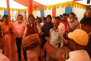 union ninister arjun munda wishes holi by playing mandar in jamshedpur