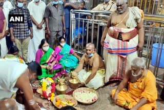 VK Sasikala performs puja at Ramanathaswamy Temple