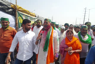 Ghazipur border farmers protest Farmers protesting at Ghazipur border celebrate Holi Farmers burn copies of farm laws Holika Dehan ராகேஷ் திகைத் ஹோலி காசிப்பூர்