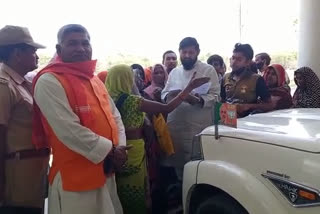 भाजपा विधायक की ग्रामीणों ने रोकी गाड़ी