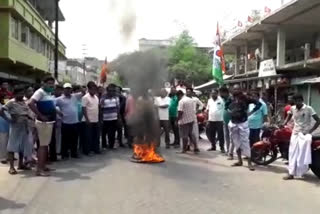 পোস্টার ও ব্যানার ছেড়ায় রাস্তায় বিক্ষোভে তৃণমূল , অভিযোগ অস্বীকার বিজেপির