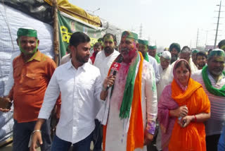 Farmers celebrate Holi at Ghazipur border