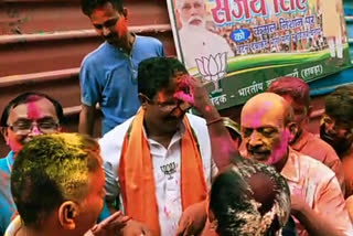 bengal election 2021 There are two pictures in the BJP campaign on the occasion of Holi in Central and North Howrah assembly