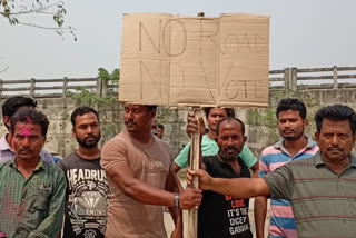 No Road No Vote শ্ল'গানেৰে ৰঙিয়াত প্ৰতিবাদ বনগাঁওবাসীৰ