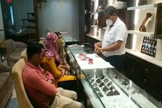 Crowd of customers as gold becomes cheaper in raipur