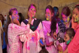 Karachi Hindu community  Hindu community celebrates Holi festival  Hindu community celebrates Holi  Hindu community in Karachi celebrates Holi festival  Hindu community in Karachi celebrates Holi  holi celebrations in Pakistan  pakistan holi celebrations  ஹோலி  பாகிஸ்தானில் ஹோலி