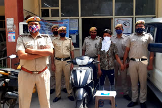 Delhi police arrested 2 snatchers including a minor in Mandawali