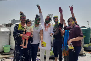 people celebrated Holi at home with family due to corona