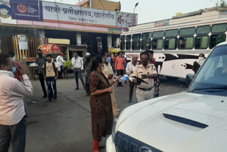 rto officer advised passengers to wear mask