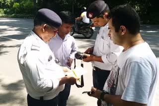 delhi police issue 3282 challan for traffic violation on holi