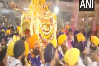 Devotees celebrate 'Hola Mohalla' at Golden Temple  Amritsar  സുവർണ ക്ഷേത്രം  സുവർണ ക്ഷേത്രം ഹോളി  ഹോളി  ഹോല മൊഹല്ല  വാരിയർ ഹോളി  Golden Temple  Hola Mohalla  Golden Temple Holi  Holi  Amritsar