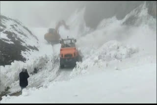 Snow clearance operations underway on J-K's Mughal Road  തെക്കൻ കശ്മീരിലെ ഗൾ റോഡിലെ മഞ്ഞ് നീക്കം ചെയ്യുന്നു  ഷോപിയൻ ജില്ല  മഞ്ഞ് വീഴ്ച