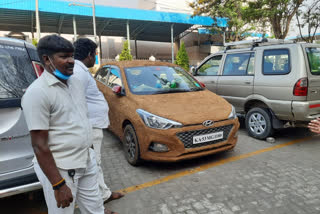 car coated with soil and cow dung to get relief from heat, சாணியால் மொழுகப்பட்ட கார், சாணி கார், cow dung car, best way to relief from heat