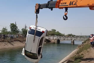 The car fell into the canal after becoming unbalanced