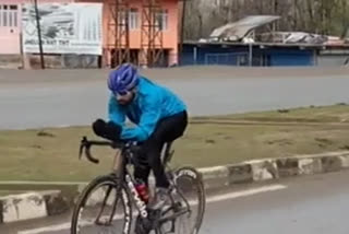 Kashmiri cyclist Adil creates History  കശ്മീർ  srinagar  ചരിത്രം സൃഷ്ടിച്ച് യുവ കശ്മീരി സൈക്ലിസ്റ്റ് ആദിൽ ടെലി