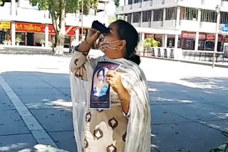 congress-woman-president-deepa-dubey-is-looking-for-chandigarh-mp-kiran-kher-with-telescope