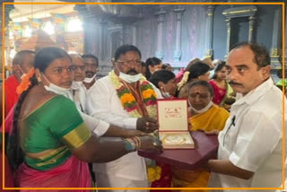 Gold necklace presented to Tirupatamma goddess