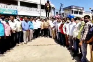 aarya vysya sangh protest at banuvarada town