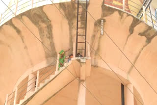 woman-threatening-suicide-by-climbing-water-tank-in-sehore