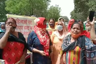 woman protest outside police station for demanding arrest congress leader
