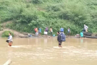 হাতত ই ভিএম লৈ নৈ পাৰ হৈ ভোটগ্ৰহণ কেন্দ্ৰলৈ ৰাওনা নিৰ্বাচনী বিষয়া